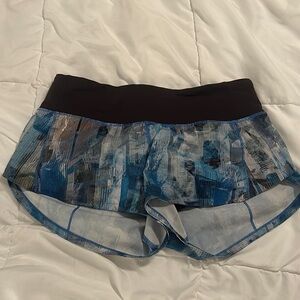 Lululemon - athletic shorts with blue pattern